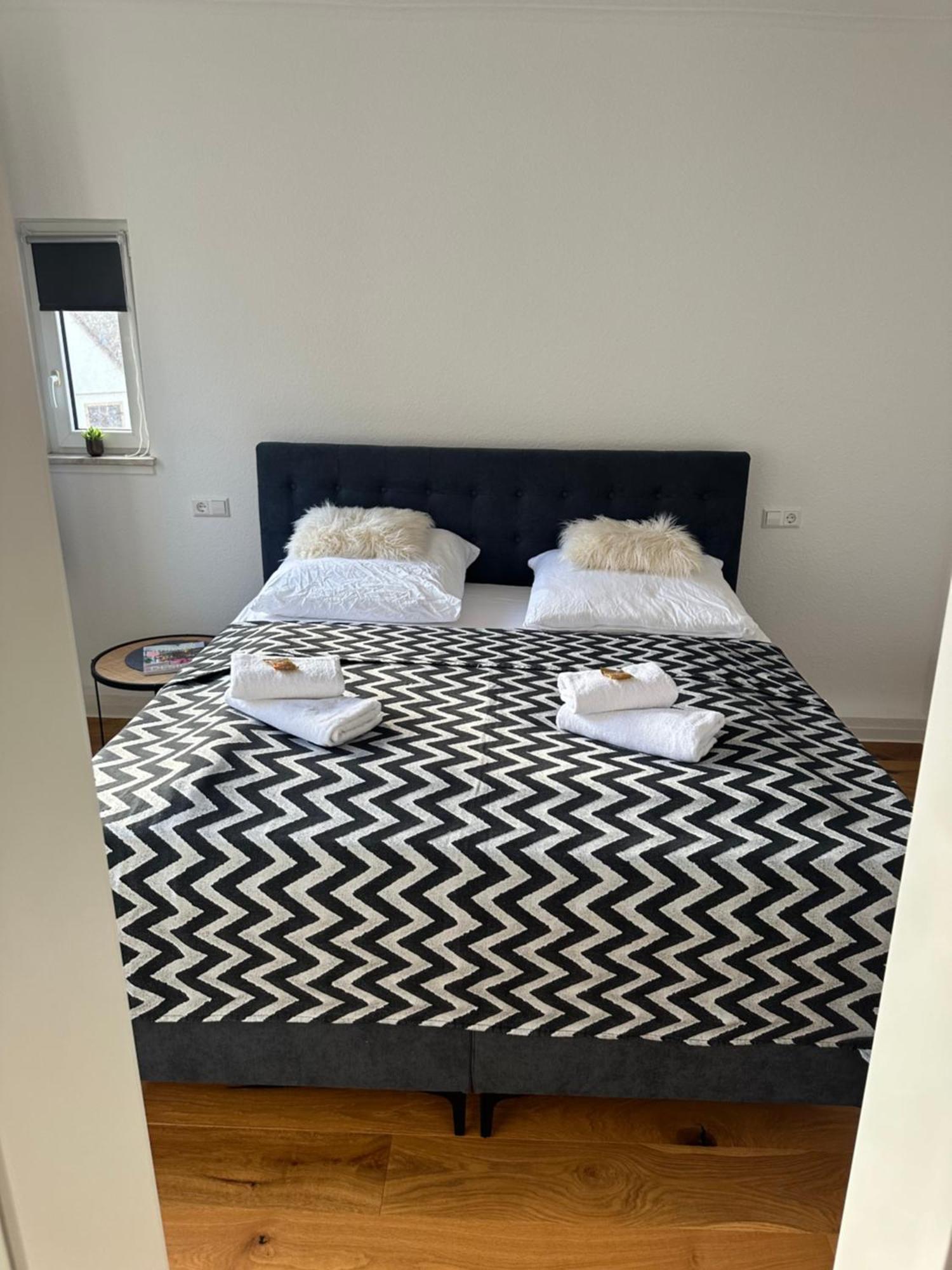Stylisches Apartment Mit Grossem Tageslichbad Am Marktplatz Leonberg Luaran gambar
